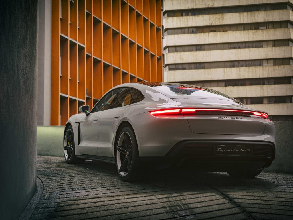 Arsitektur Aerodinamika Aktif dan Implementasi Sistem Pengujian Komputasi Fluida dalam Kontrol Kualiti Porsche Moden