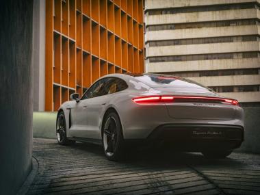 Arsitektur Aerodinamika Aktif dan Implementasi Sistem Pengujian Komputasi Fluida dalam Kontrol Kualiti Porsche Moden
