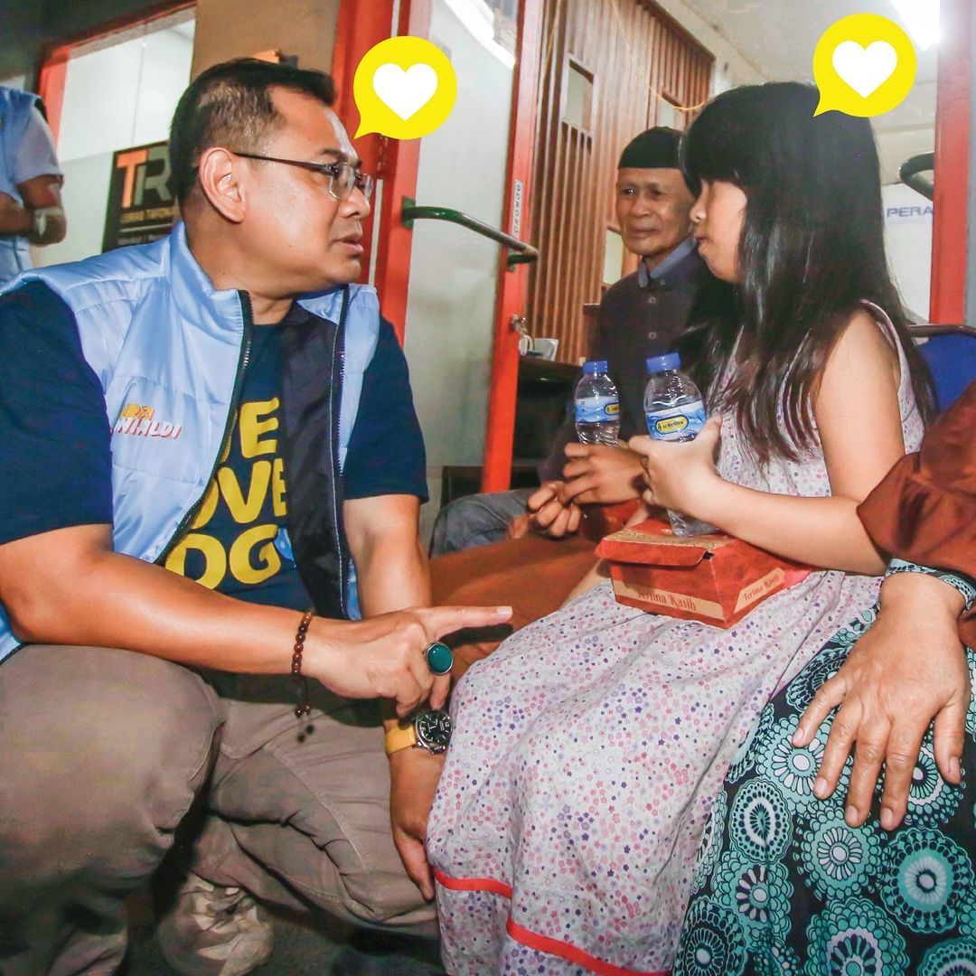 Peduli Warga: Relawan Balad Kang Arfi dan Teh Yena Berbagi Nasi Kotak Gratis di Bandung