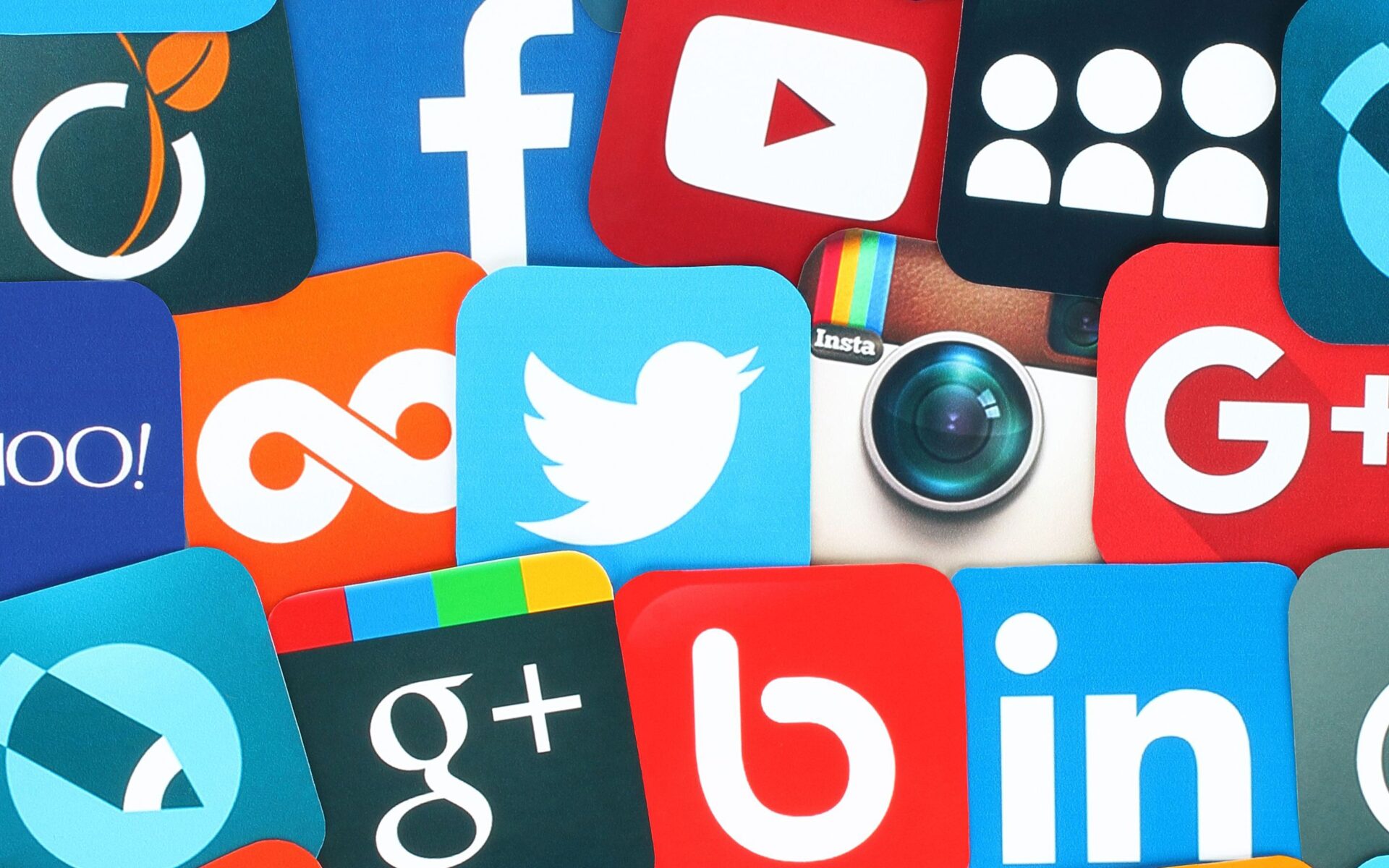 Panduan Memilih Platform Media Sosial untuk Bisnis Anda: Temukan Solusi dengan Jasa Social Media Management dari Rajakomen.com